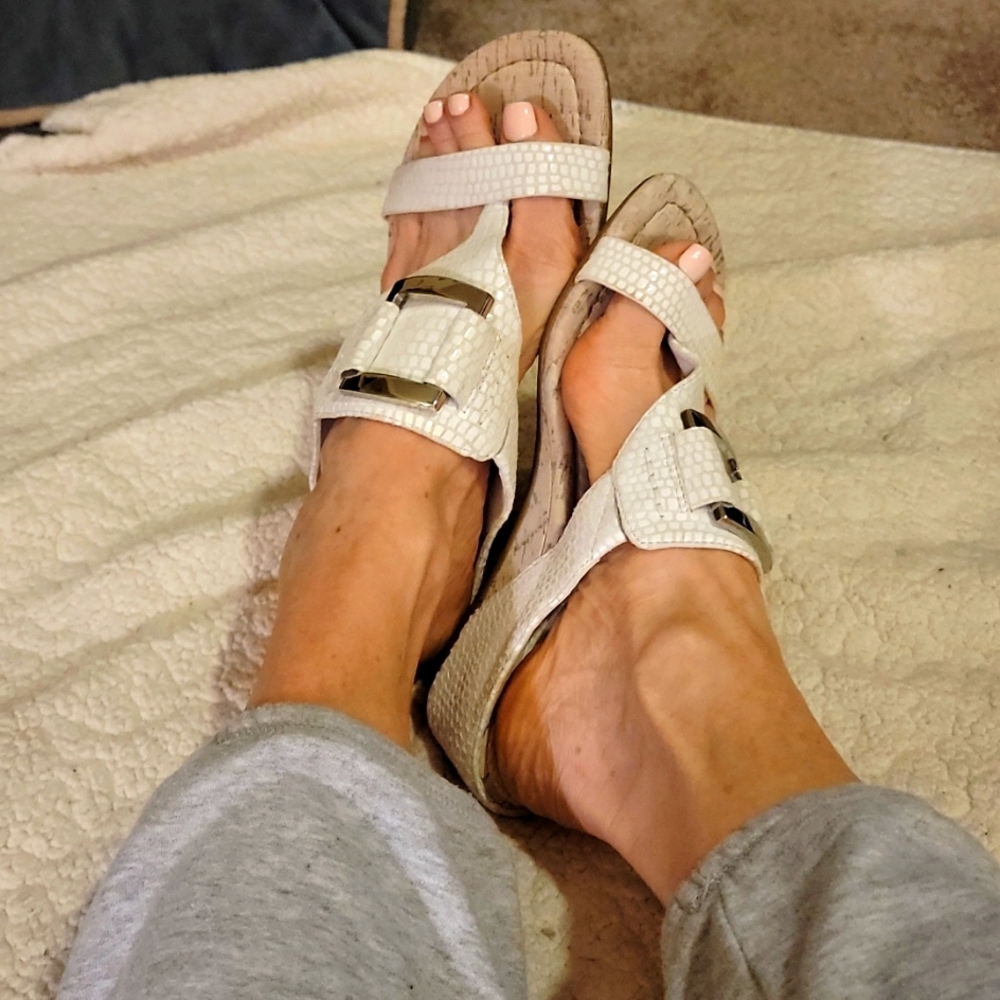 Donald Pliner Daun Snake Print Leather Buckle Cork Wedge Thong Sandals Size 7